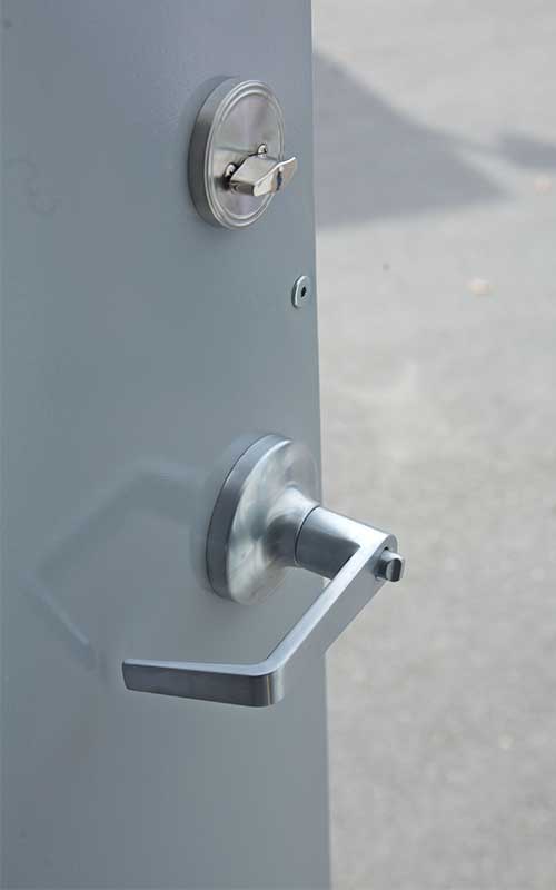 The hardware on an interior door of a modular building.